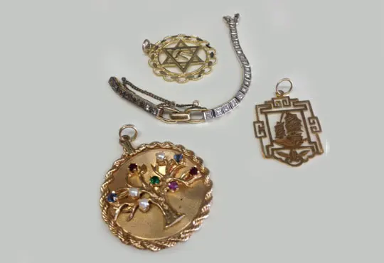 Bracelets, Rings, Pendants, Necklaces Buyer & Seller